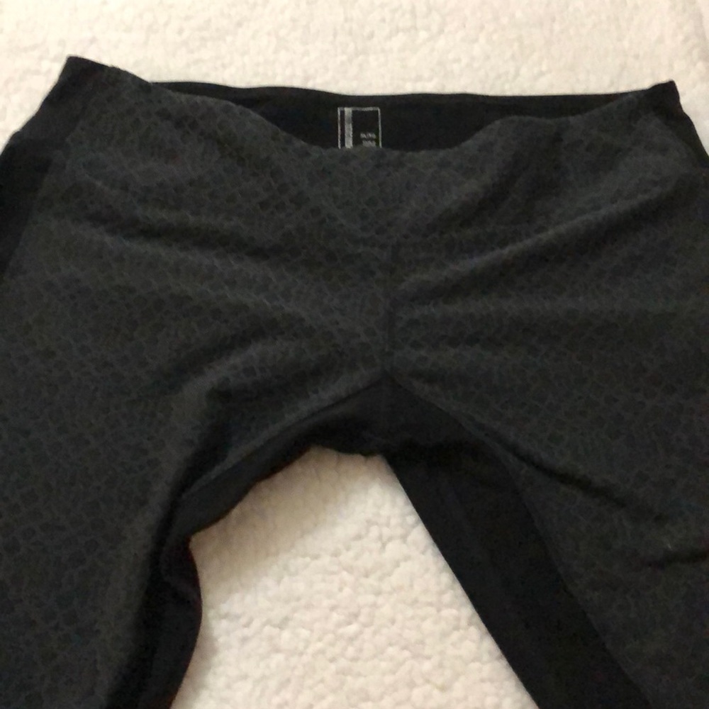 Low rise capri athletic leggings